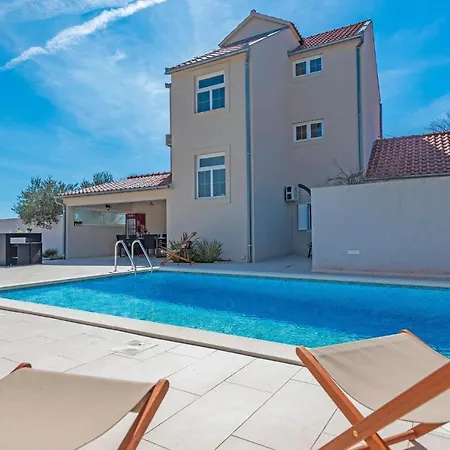 Feriehus 4 Bedroom Amazing In