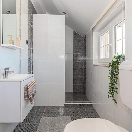4 Bedroom Amazing In Šibenik