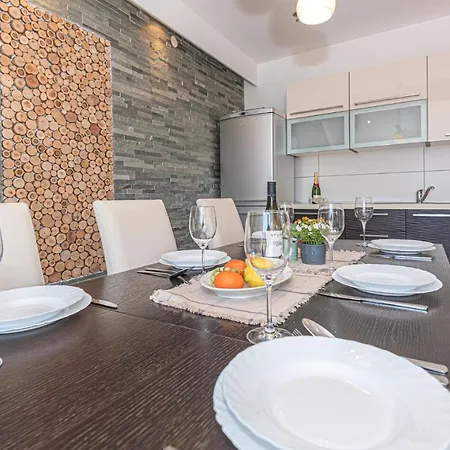 Feriehus 4 Bedroom Amazing In Šibenik
